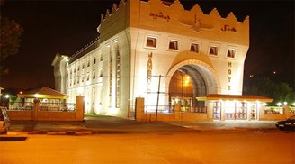 نمای ورودی هتل جمشید کرمانشاه