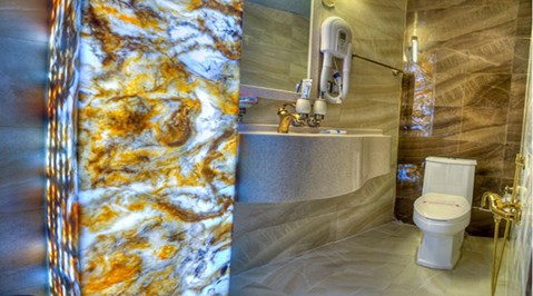 نمای سرویس بهداشتی داخل اتاق هتل آریوبرزن شیراز