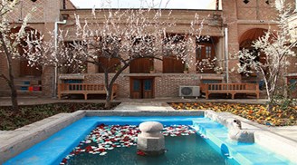 حیاط هتل بهروزی قزوین 
