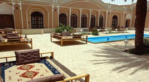 حیاط هتل سنتی ادیب الممالک یزد