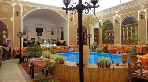 حیاط هتل سنتی رز یزد