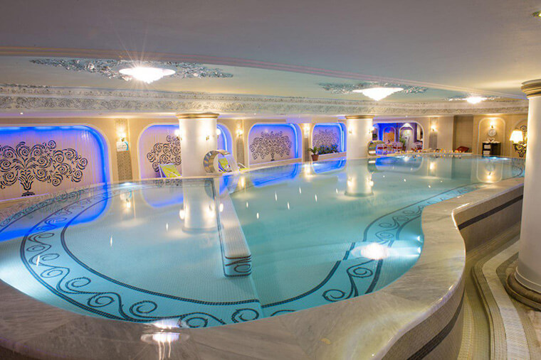 تصویری از استخر هتل قصر طلایی مشهد