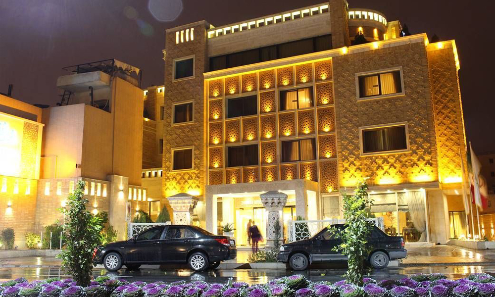 پنجره های کدام هتل شیراز به ارگ کریم خان باز می شوند؟